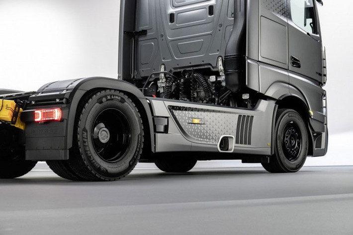 Mercedes-Benz eActros hoàn toàn mới được trang bị một cặp động cơ điện làm mát bằng chất lỏng ở trục sau, cho công suất liên tục 442 mã lực dù thực tế có thể đạt tới 536 mã lực.