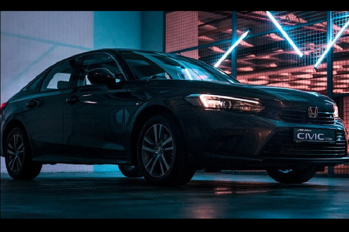 Tương tự xe ở Thái Lan, Honda Civic 2022 dành cho thị trường Singapore cũng có gói công nghệ an toàn chủ động Honda Sensing. Gói công nghệ này bao gồm hệ thống kiểm soát hành trình thích ứng, phanh giảm thiểu va chạm tích hợp cảnh báo va chạm phía trước, cảnh báo/hỗ trợ giữ làn đường, giảm thiểu chệch làn đường và cảnh báo khi phương tiện phía trước khởi hành. Bên cạnh đó là camera quan sát lề đường LaneWatch, 6 túi khí, hệ thống chống bó cứng phanh ABS, cân bằng điện tử, hỗ trợ giữ phanh tạm thời và hỗ trợ khởi hành ngang dốc.