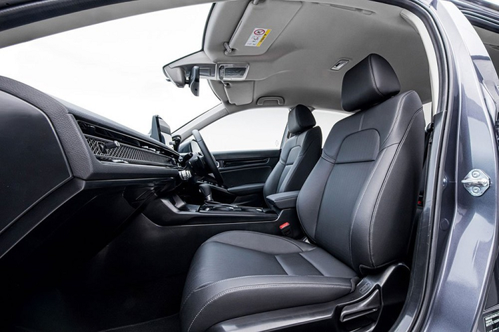 Tuy có giá khởi điểm cao gần gấp 4 lần so với xe ở Thái Lan nhưng Honda Civic 2022 tại Singapore lại được trang bị động cơ yếu hơn. Cụ thể, xe sử dụng động cơ xăng VTEC 4 xi-lanh, tăng áp, DOHC, dung tích 1.5L, sản sinh công suất tối đa 127 mã lực tại dải tua máy 5.500 - 6.000 vòng/phút và mô-men xoắn cực đại 180 Nm tại tua máy 1.700 - 4.500 vòng/phút. Trong khi đó, Honda Civic 2022 ở Thái Lan cũng dùng động cơ như trên nhưng có công suất tối đa 180 mã lực tại tua máy 6.000 vòng/phút và mô-men xoắn cực đại 240 Nm tại dải tua máy 1.700 - 4.500 vòng/phút.