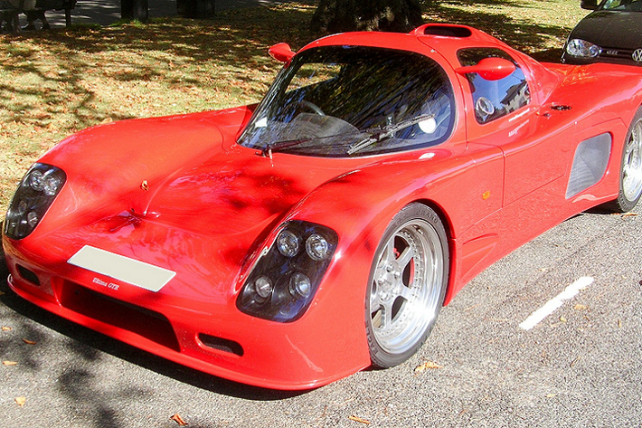 6. Ultima GTR 720 (2,6 giây): Dù ngoại hình khá kỳ lạ, những gì dưới nắp capo của Ultima GTR 720 lại rất đáng gờm. Mẫu xe này được trang bị động cơ V8 6.4L, công suất 710 mã lực và hộp số sàn 5 cấp. Nó chỉ mất 2,6 giây để tăng tốc 0-100 km/h, trước khi đạt tốc độ tối đa 372 km/h.