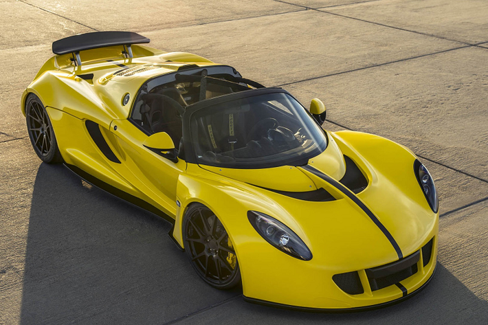 2. Hennessey Venom GT Spyder (2,4 giây): Đây là mẫu siêu xe mui trần nhanh nhất thế giới, với tốc độ tối đa 426,48 km/h, khả năng bứt tốc 0-100 km/h chỉ trong 2,4 giây. Sức mạng của siêu xe này đến từ động cơ V8 7.0L, công suất 1.451 mã lực và mô-men xoắn 1.745 Nm, hộp số sàn 6 cấp và hệ dẫn động 4 bánh.