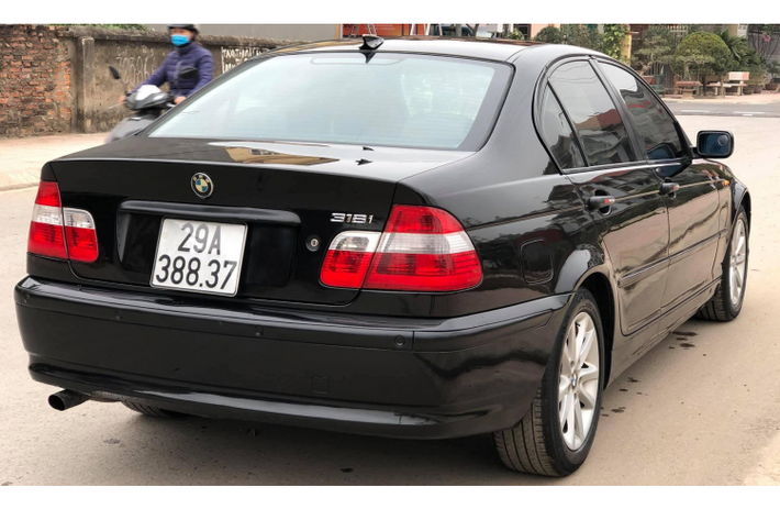 Tại thị trường Việt, BMW 318i bản số tự động từng được Liên doanh Hoà Bình – nhà phân phối cũ của BMW giới thiệu hồi năm 2002. Tại thời điểm đó, 318i phiên bản số tự động có giá bán khoảng 43.000 USD, đây là một số tiền không hề nhỏ ở thời điểm cách đây gần 20 năm.