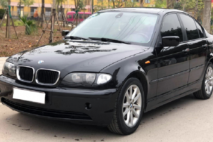 Với mức giá được chào bán chỉ 199 triệu đồng, rẻ hơn một nửa so với một chiếc Kia Morning 2021 khiến chiếc BMW 318i đời 2003 này trở thành một mẫu xe hấp dẫn trong mắt nhiều người trẻ, tuy nhiên không phải ai cũng đủ can đảm, chấp nhận “nhảy hối vôi” để sở hữu nó. Nếu may mắn, người mua sẽ tìm được những chiếc xe Đức đã được “dọn” sẵn, được bảo trì bảo dưỡng thay thế phụ tùng đến hạng. Điều này giúp xe vận hành ổn định và yên tâm hơn, người mua sẽ không tốn kém nhiều thời gian và chi phí để phục hồi chiếc xe.