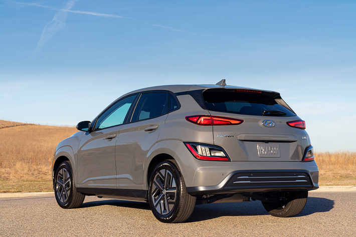Được giới thiệu vào đầu tháng 9/2020, mẫu xe crossover Hyundai Kona 2022 là phiên bản nâng cấp giữa vòng đời. So với đời trước, Kona 2022 được thay đổi ở các chi tiết nhỏ, không ảnh hưởng đến tổng thể.