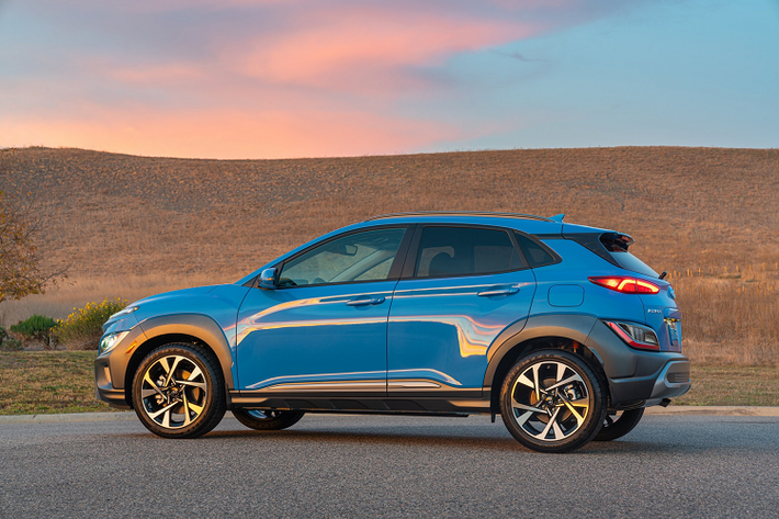Hyundai Kona thế hệ mới có chiều dài tổng thể tăng thêm 51 mm trong khi trục cơ sở vẫn là 2.601 mm. Nhờ vậy, không gian bên trong xe rộng rãi hơn. Hàng ghế thứ 2 có khoảng để chân rộng 894 mm, tăng 15 mm so với đời trước.