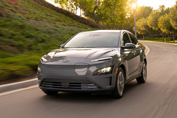 Phiên bản thuần điện Kona Electric 2022 được cập nhật tương tự bản động cơ xăng. So với đời trước, Kona Electric 2022 không còn lưới tản nhiệt mô phỏng ở đầu xe. Đầu xe chỉ giữ lại ổ cắm sạc.