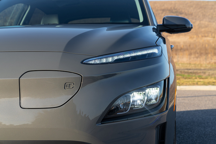 Kona Electric sử dụng động cơ điện có công suất 201 mã lực và mô-men xoắn 395 Nm. Đi kèm gói pin dung lượng 64 kWh, Kona Electric có phạm vi hoạt động khoảng 415 km.