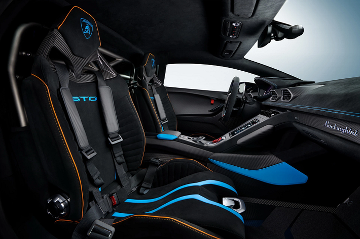 Hãng siêu xe Ý sẽ tập trung vào các công nghệ áp dựng từ đường đua cũng như mang đến cho Lamborghini Huracan STO những chế độ chạy chưa từng có chiếc siêu xe Lamborghini Huracan nào sở hữu trước đó. Đầu tiên chính là việc hệ thống ANIMA trên Huracan STO có 3 chế độ là STO lái xe trên đường, Trofeo tập trung cung cấp cho người lái tất cả hiệu suất tốt nhất và Pioggia sẽ giúp cho lái xe an tâm tốt nhất khi lái xe dưới trời mưa.