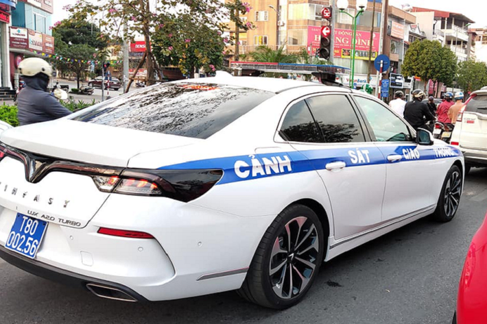 Trước đây, xe sedan của Cảnh Sát Giao Thông tại Việt Nam thường khá quen thuộc với những mẫu xe như Toyota Camry. Tuy nhiên, những hình ảnh được chụp trong nhà máy này trông rất đáng tin cậy, chứ không phải là sản phẩm của photoshop.