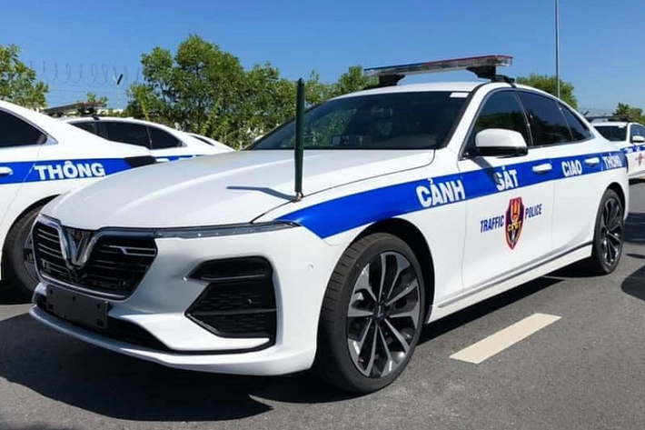 Mẫu sedan VinFast A2.0 dùng động cơ 4cyl dung tích 2.0L tăng áp tương tự cho công suất tối đa 174 mã lực tại và mô-men xoắn cực đại 300Nm. Xe sử dụng hộp số tự động 8 cấp, đi cùng với hệ dẫn động cầu sau (RWD).