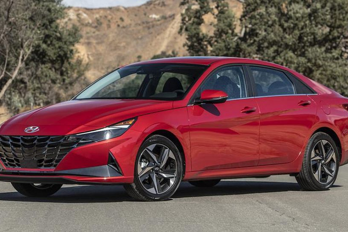 6. Hyundai Elantra / Hyundai Avante (5.124 chiếc) Là mẫu sedan cỡ C đình đám của người Hàn, Hyundai Elantra có doanh số tới 5.124 xe trong tháng 2/2021, xếp ở vị trí số 6 trong bảng xếp hạng.