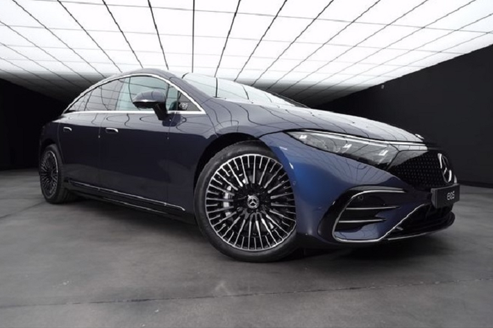 Mercedes-Benz EQS 2022 mới chính là câu trả lời đanh thép mà thương hiệu ngôi sao ba cánh dành cho Tesla Model S. Sau EQS, Mercedes sẽ giới thiệu nhiều mẫu xe điện khác nhưng đều nằm dưới EQS, ví dụ như Mercedes EQA, EQB, EQE, và EQS SUV.