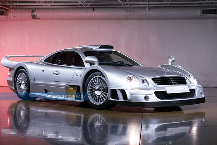 Chiếc Mercedes-Benz CLK GTR đời 1998 trong bài mang số hiệu thứ 9 và sẽ lên sàn đấu giá vào tháng tới, dự kiến, cỗ xe hàng hiếm này sẽ về tay chủ nhân mới với giá dao động từ 8,5 - 10 triệu USD (khoảng 195 đến 230 tỷ đồng).