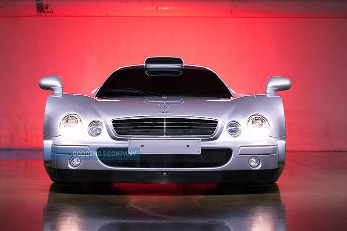 CLK GTR có công suất lên tới 604 mã lực và mô-men xoắn cực đại 775 Nm, giúp xe tăng tốc từ 0 - 100 km/h chỉ trong 3,8 giây trước khi cán tốc tối đa 344 km/h, mạnh mẽ và nhanh nhẹn hơn nhiều siêu xe hiện đại.