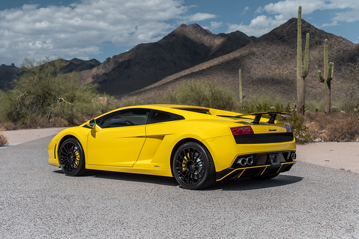 Tất cả 90 chiếc Gallardo LP560-2 50th Anniversario đều có màu sơn gốc trắng Bianco Opalis. Chiếc xe đã được dán lại decal vàng toàn bộ thân xe cùng một số chi tiết.