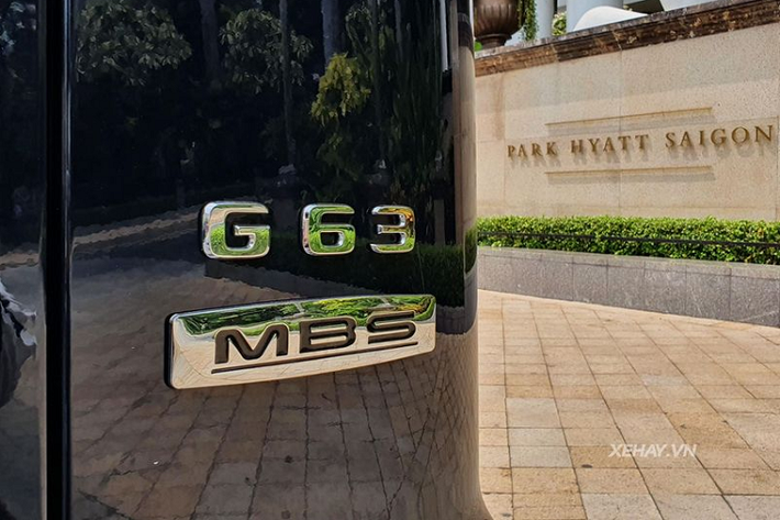 Thực tế, MBS chỉ tập trung nâng cấp không gian nội thất cho Mercedes-AMG G63 Gewinner MBS. Chiếc SUV địa hình cao cấp có cấu hình 4 chỗ (2-2) với hàng ghế sau hạng thương gia có thể ngả sâu như trên xe Maybach, ở giữa có vách ngăn trung tâm đầy đủ tiện nghi.