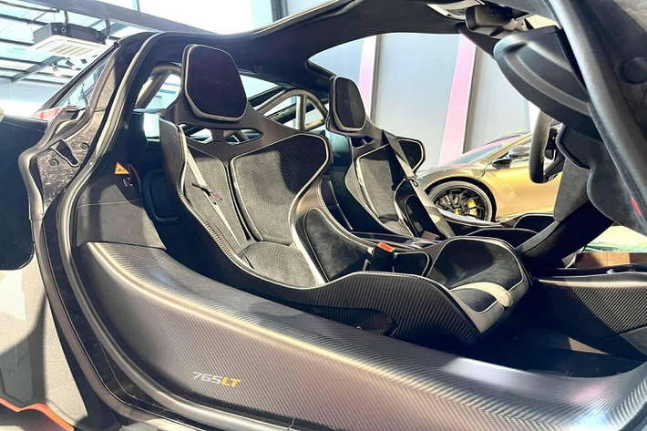 So với chiếc siêu xe McLaren 765LT của cô gái 9X Gò Vấp và McLaren 765LT của người chơi lan đột biến ở Củ Chi, chiếc siêu xe giới hạn McLaren 765LT thứ 3 về nước lại sở hữu đến 2 chi tiết độc nhất. Đầu tiên chính là ngoại thất siêu xe McLaren 765LT này có màu sơn đỏ cam, khác biệt hoàn toàn so với màu cam bóng và xanh dương trên 2 chiếc xe McLaren 765LT về nước trước đó.