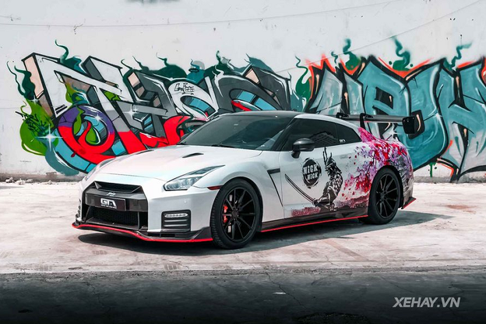 Chiếc Nissan GT-R cực hiếm tại Việt Nam trong bài viết là một bản độ khá đặc biệt. Điểm đặc biệt đầu tiên của xe đến từ "bộ cánh" ngoại thất với những nét vẽ vô cùng tỉ mỉ và mang đậm giá trị về văn hoá.