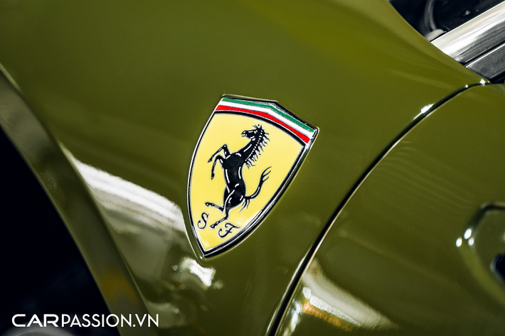 Ferrari 488 GTB được ra mắt tại triển lãm Geneva Motor Show năm 2015, kế thừa thành công của đàn anh 458 Italia. Khi mới về Việt Nam, giá xe Ferrari 488 GTB lên tới hơn 16 tỷ đồng. Về mặt thiết kế, “siêu ngựa” 488 GTB được lấy cảm hứng từ mẫu xe đàn anh 458 Italia với những đường nét quyến rũ trên thân xe.