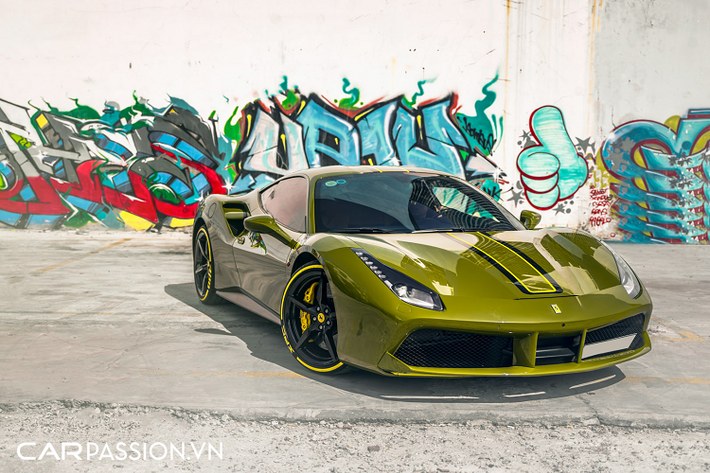 Siêu xe Ferrari 488 GTB được xem là khá thành công tại thị trường Việt Nam với số lượng không dưới 20 chiếc được các doanh nghiệp nhập khẩu tư nhân mang về nước. Chiếc xe xuất hiện trong bài viết được xem là đầu tiên về Việt Nam và mới đây, nó đã được chủ nhân thay cho dàn áo mới.