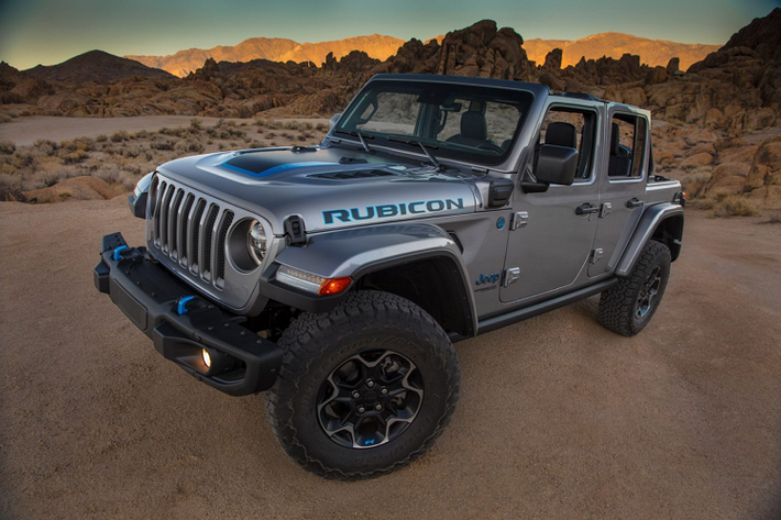 Tại phân khúc này, Ford Bronco mới sẽ phải đối đầu với những cái tên khác cũng đang được ưu chuộng như Land Rover Defender thế hệ thứ hai, mẫu xe được bán ra với động cơ Ingenium hoàn toàn mới cùng biến thể V8 sẽ ra mắt trong thời gian tới. Bên cạnh đó, một cái tên nổi bật khác tại phân khúc này phải kể đến là Jeep Wrangler, mẫu xe vừa nhận được bản nâng cấp cũng như biến thể hybrid và biến thể dùng động cơ V8 Hemi. Dự kiến năm 2021 sẽ đánh dấu một năm bùng nổ của phong trào chơi xe off-road trên khắp thế giới.