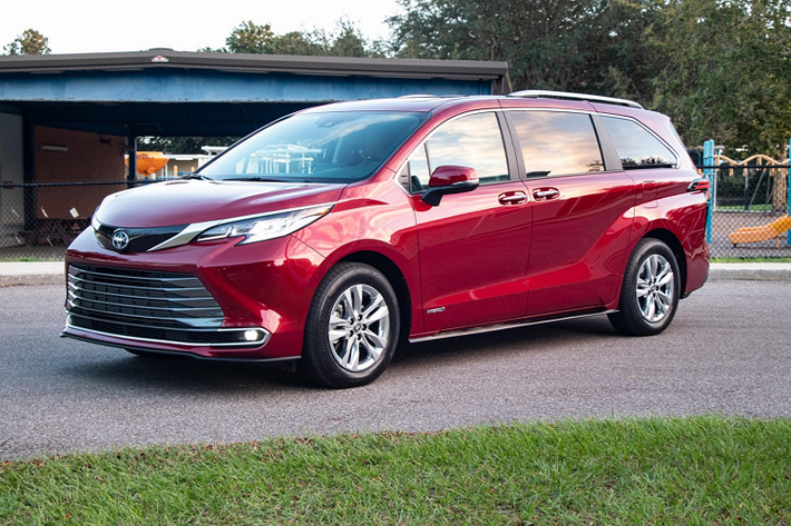 Bên cạnh sedan, minivan có thể coi là phân khúc xe chịu thiệt nhiều nhất trước sự bùng nổ của SUV. Trong năm vừa qua, nhiều hãng xe đã giúp phân khúc này trở về với vinh quang vốn có của nó. Điển hình là Kia với chiếc Sedona sang trọng hay Toyota hồi sinh Sienna với động cơ hybrid vô cùng tiết kiệm. Chrysler ít được biến đến hơn nhưng vẫn mang đến phiên bản mới của Pacifaca, mang đến nhiều lựa chọn đa dạng dành cho khách hàng với nhiều cấu hình khác nhau.