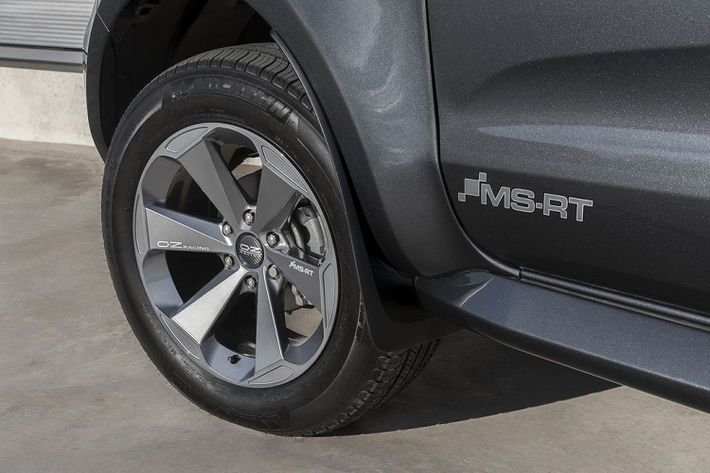 Đối với không gian nội thất, Ford Ranger MS-RT được trang bị ghế ngồi bọc da cao cấp cùng đường chỉ khâu màu cam tương phản, đèn viền nội thất, hệ thống SYNC 3, màn hình giải trí 8 inch, ghế tước có sưởi, thảm sản và bệ bước chân cho dập chi tiết MS-RT.