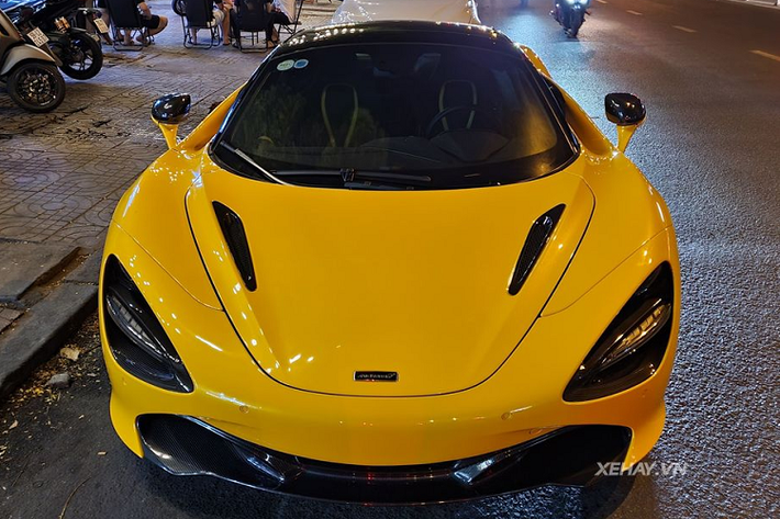 Tại Việt Nam, số lượng xe McLaren 720S Spider mui trần lăn bánh khá ít ỏi, cho tới thời điểm này cũng chỉ có khoảng 4 - 5 chiếc. Trong đó, chiếc McLaren 720S Spider thuộc phiên bản Performance với nhiều chi tiết làm bằng vật liệu sợi carbon như cản trước, hốc đèn pha, gương chiếu hậu, nắp khoang động cơ, hốc hút gió và cản sau...