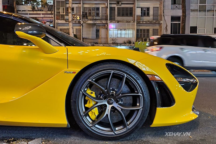 Tương tự như bản coupe, sức mạnh của 720S Spider đến từ khối động cơ xăng tăng áp kép V8 4.0 lít sản sinh công suất 710 mã lực và 769Nm mô-men xoắn cực đại, đi kèm là hộp số tự động tuần tự 7 cấp giúp xe chỉ cần 2,9 giây để tăng tốc từ 0 - 100 km/h. Tốc độ tối đa của xe đạt 325 km/h.