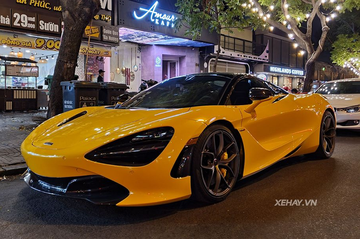 Là phiên bản mui trần của McLaren 720S Coupe, vì vậy, những khác biệt lớn nhất trong thiết kế của 720S Spider và Coupe chính là phần mui cứng có thể chui vào, các cửa sổ sau chỉnh điện và các cột trụ mới. McLaren 720S Spider được xây dựng trên cấu trúc khung sợi carbon Monocage II-S - phát triển từ Monocage II của người anh em coupe. Hệ thống khí động học dưới gầm xe cũng đã được sửa đổi để đảm bảo nó tương thích với phần thân sau mới và cánh gió đuôi chủ động thể thao (có thiết lập chuyển động khác với chiếc coupe).