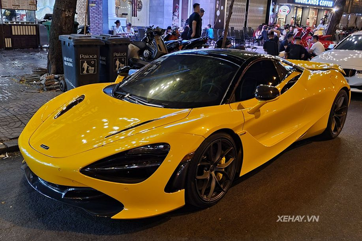 Về lai lịch, siêu xe McLaren 720S Spider trong bài viết là chiếc 720S Spider thứ 2 tại Việt Nam. Chiếc xe này được đưa về nước từ trước thời điểm dịch Covid-19 bùng phát mạnh hồi năm 2020 và xe đã phải nằm tại cảng một thời gian khá dài do vướng mắc một số thủ tục hải quan. Điểm thú vị về lai lịch của xe đến từ việc tuy là chiếc McLaren 720S Spider thứ 2 tại Việt Nam nhưng đây lại là chiếc đầu tiên ra biển số.