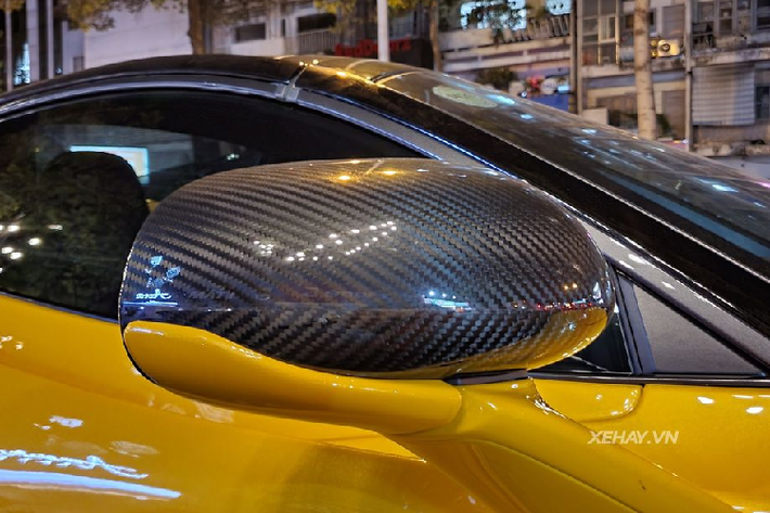 McLaren 720S Spider có trọng lượng khô là 1.322kg, nặng hơn 49kg so với coupe bởi vì hệ thống mui cứng và phần chứa mui. Mặc dù vậy, 720S Spider vẫn nhẹ hơn 88kg so với đối thủ Ferrari 488 Spider.