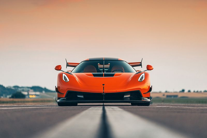 Giá xe Koenigsegg Jesko tại Mỹ dao động từ 2,8 tới 3 triệu USD trước thuế (khoảng 69 tỷ đồng) và giá của Jesko Absolut thì ở khoảng 3,7 triệu USD (khoảng 85 triệu đồng). Đắt đỏ là vậy nhưng tất cả Jesko đều đã được bán hàng, chỉ chờ sản xuất xong để bàn giao cho khách hàng.