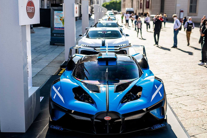 Được xây dựng để chạy trong đường đua, siêu xe Bugatti Bolide được tối ưu tính khí động học với cánh gió lớn, nhiều hốc hút gió quanh thân xe và nổi bật với "đường hầm" hút khí nạp trên mui. Nhờ khung gầm làm từ vật liệu carbon và ứng dụng nhiều giải pháp công nghệ từ Bugatti, cân nặng của Bolide chỉ 1.240 kg, nhẹ hơn đáng kể so với những model Chiron khác.