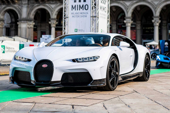 Cùng có lần đầu xuất hiện trước công chúng như Bolide là Bugatti Chiron Super Sport. Bugatti Chiron Super Sport là bản nâng cấp của Chiron Super Sport 300+, mẫu xe từng phá kỷ lục tốc độ hơn 300 dặm/h (490,49 km/h) đối với xe thương mại.