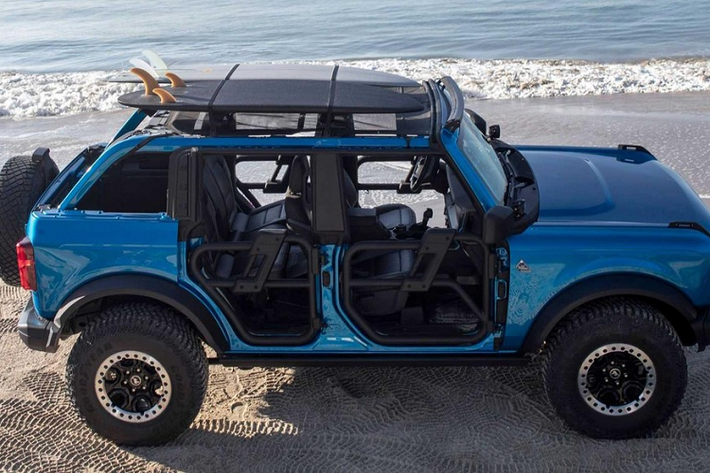 Bên dưới nắp capô của mẫu xe SUV Ford Bronco Riptide 2021 vẫn là khối động cơ tăng áp EcoBoost 4 xi-lanh dung tích 2.7 lít, hoạt động phối hợp một hộp số 10 cấp. Những người mua Ford Bronco cảm thấy thích những gì họ thấy ở đây có thể dễ dàng tìm đến danh mục phụ kiện của nhà sản xuất và tùy ý lựa chọn để có một chiếc Riptide của mình.
