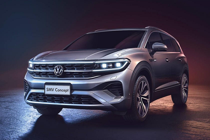 Tương tự mẫu xe concept SMV, Volkswagen Talagon cũng được trang bị nắp ca-pô uốn còng mềm mại và đi kèm những đường dập gân nổi bật. Thêm vào đó là dải đèn LED định vị ban ngày kéo hết chiều rộng của đầu xe và ôm lấy cụm đèn pha. Nằm giữa cụm đèn pha là lưới tản nhiệt màu đen và đi kèm thanh mạ crôm cũng như logo của hãng Volkswagen ở giữa.