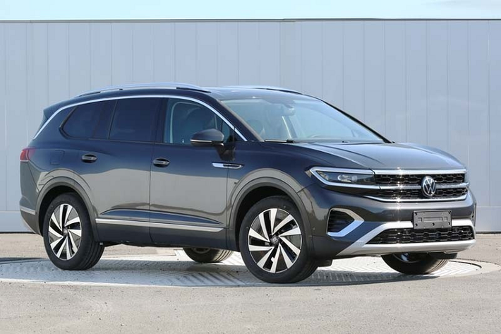 Những mẫu SUV cỡ lớn vốn rất được ưa chuộng tại thị trường tỷ dân Trung Quốc. Do đó, hãng Volkswagen đã quyết định phát triển thêm một mẫu SUV cỡ lớn hoàn toàn mới mang tên Talagon. Tuy chưa ra mắt thị trường Trung Quốc nhưng Volkswagen Talagon 2022 mới đã lộ diện thông qua những hình ảnh rò rỉ. Được phát triển dựa trên cơ sở gầm bệ chung với Atlas, Volkswagen Talagon sở hữu chiều dài 5.152 mm, rộng 2.002 mm, cao 1.795 mm và chiều dài cơ sở 2.980 mm.
