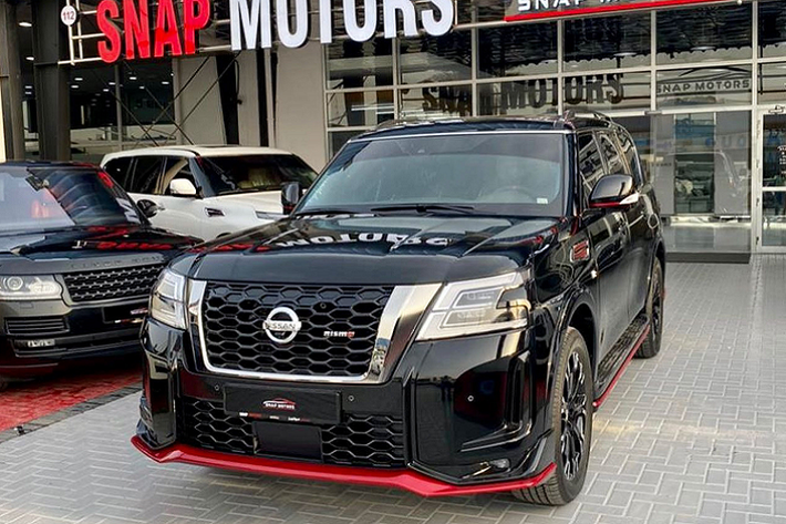 Về “đồ chơi” an toàn và hỗ trợ lái, Patrol Nismo 2021 được trang bị đầy đủ các tính năng an toàn và hỗ trợ lái như: phanh tự động khẩn cấp với tính năng phát hiện người đi bộ, cảnh báo va chạm phía trước, đèn pha hỗ trợ tùm tia sáng cao và gương chiếu hậu thông minh.