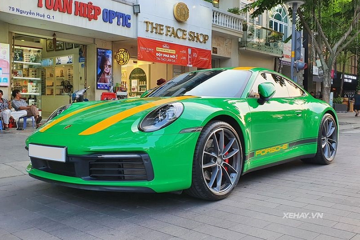 Điều khiến chiếc siêu xe Porsche 911 Carrera S trở nên nổi bật nằm ở "bộ cánh" màu xanh lá độc nhất vô nhị. Trong lần xuất hiện này, siêu phẩm đến từ Đức đã được chủ nhân tạo thêm điểm nhấn với 2 dải decal vàng nổi bật chạy dọc từ đầu xe đến tận đuôi xe giống với phiên bản giới hạn 911R.