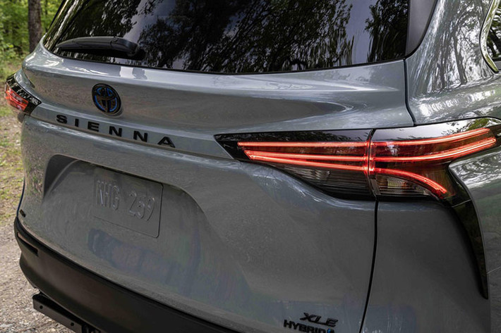 Toyota Sienna bản đặc biệt còn có nhiều tính năng đáng chú ý khác như ổ cắm điện 1.500 watt ở phía sau, dàn âm thanh JBL 1.200 watt cao cấp, đá chân mở cửa trượt, ghế trước có sưởi và các cổng USB...