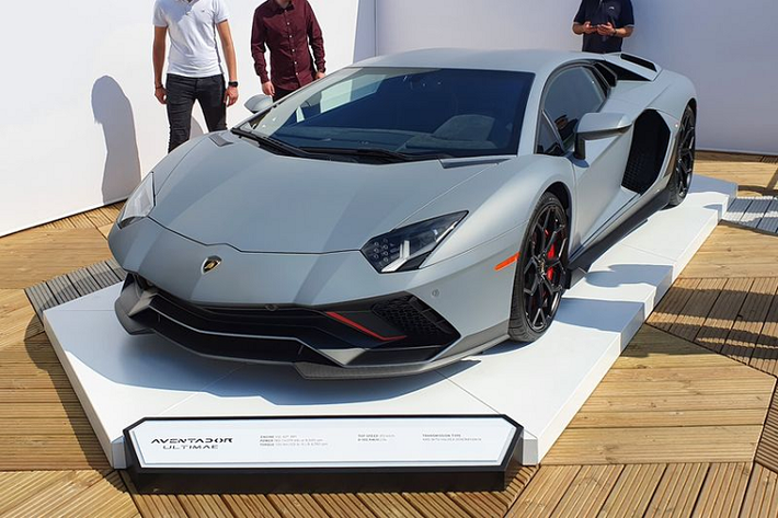 Sau một năm trì hoãn vì đại dịch Covid-19, sự kiện Goodwood Festival of Speed 2021 đang được diễn ra sôi nổi với sự góp mặt của nhiều cái tên danh giá, ví dụ như Lamborghini Aventador Ultimae cuối cùng - chiếc Aventador truyền thống mạnh mẽ nhất của thương hiệu (không tính Sian vì phiên bản này dùng động cơ hybrid).