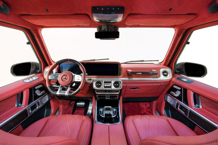 Di chuyển vào trong, Hofele đã đại tu toàn bộ nội thất của Mercedes-AMG G63, với da bọc màu đỏ tươi kết hợp da Alcantara trên các cột và trần xe.