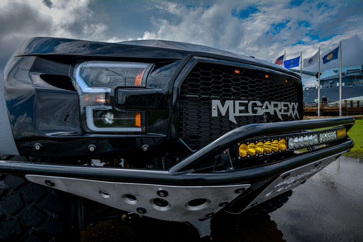 MegaRexx cũng thay đổi hệ thống đèn pha thiết kế Anzo từ dòng F-150. Đầu xe được lắp thêm tấm bảo vệ gầm cùng dải đèn pha trợ sáng LED công suất lớn.