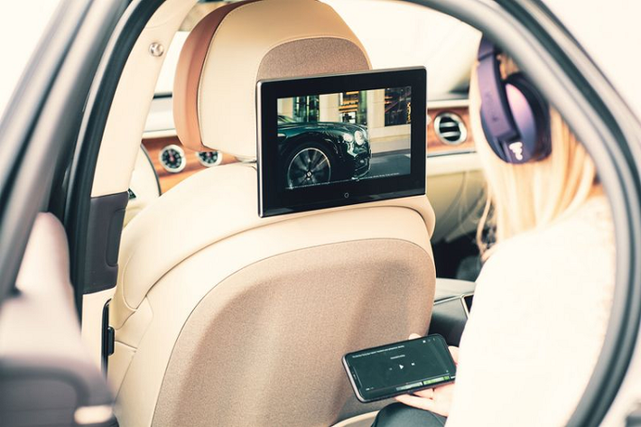 Chưa hết, hệ thống này cũng tương thích với tai nghe Bluetooth (vẫn có cả giắc cắm tai nghe) để mang đến cho người dùng trải nghiệm không dây hoàn toàn. Những vị chủ nhân phía sau thậm chí có thể hát karaoke trên xe Bentley nhờ có một chiếc micro nhỏ phía sau màn hình. Hệ thống thông tin giải trí mới trên Bentley Flying Spur và Bentayga luôn có sẵn các bản cập nhật qua mạng để đảm bảo rằng hệ thống luôn phù hợp với thời đại.
