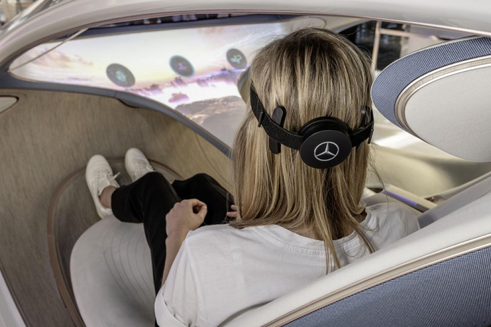 Mercedes-Benz tưởng tượng rằng công nghệ BCI sẽ cho phép hành khách có thể cá nhân hóa trải nghiệm đó mà không cần nhấc ngón tay lên màn hình cảm ứng, hoặc trong trường hợp của AVTR, triệu tập các biểu tượng trên lòng bàn tay của họ. Bằng cách này, họ sẽ có thể điều chỉnh ánh sáng và điều khiển nhiệt độ điều hòa, thay đổi danh sách phát nhạc/video, hoặc chọn điều khiển điều hướng. Mọi thứ sẽ được thực hiện nhờ một thiết bị BCI gắn vào đầu, và thiết bị này sẽ đọc hoạt động của não sau khi hiệu chuẩn 1 phút.