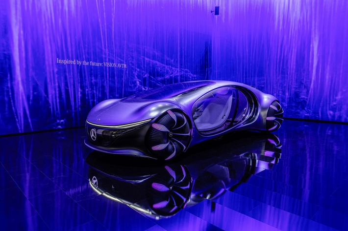 Được giới thiệu lần đầu trong năm 2020, Mercedes-Benz Vision AVTR mới nhanh chóng được tôn vinh là một trong những mẫu concept có thể hoạt động đẹp nhất từng được chế tạo. Giờ đây, chiếc xe “viễn tưởng” này còn ấn tượng hơn nữa khi nó cho phép người lái điều khiển bằng trí não.