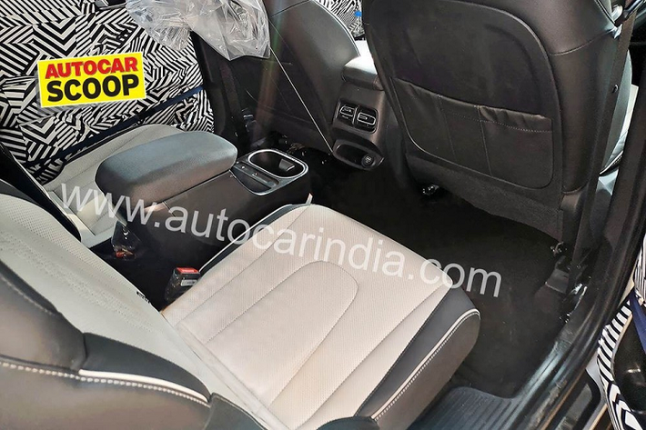Ở phiên bản 6 chỗ, Hyundai Alcazar 2021 sẽ có 2 ghế thương gia ở hàng ghế giữa. Nằm giữa 2 ghế thương gia này là bệ tì tay trung tâm, tích hợp ngăn đựng cốc. Những hành khách ngồi trên hàng ghế giữa còn có thể sử dụng khay sạc điện thoại thông minh không dây. Nếu muốn xuống hàng ghế cuối cùng, hành khách có thể gập ghế ở hàng thứ hai xuống bằng nút bấm.