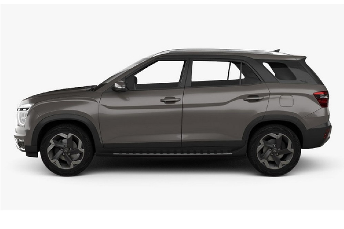 Bên sườn, Hyundai Alcazar 2021 có thiết kế giống hệt với Creta ở khu vực từ cột B hất về phía trước. Từ cột B hất về phía sau, mẫu SUV 7 chỗ này có thiết kế riêng và không đi kèm nóc dốc về phía sau như Hyundai Creta. Thêm vào đó là bộ vành hợp kim với thiết kế khác biệt và đường kính 18 inch.