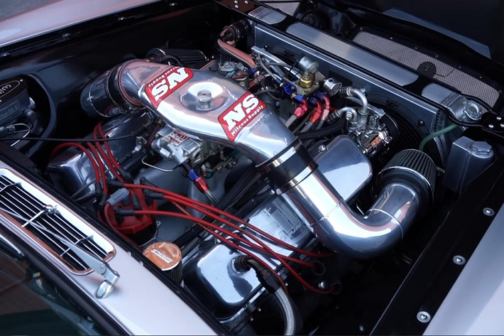 Nhưng động cơ V8 dung tích 8.8 lít với tổng công suất trên 1.000 mã lực không phải là điểm đặc biệt duy nhất ở chiếc xe, như bạn có thể nhận biết từ phần đầu xe dị thường. Cụ thể, toàn bộ phần đầu xe đã được lấy của một chiếc Chevrolet Camaro 1967 trong khi phần phía sau lại nhận được một trục 9 inch.
